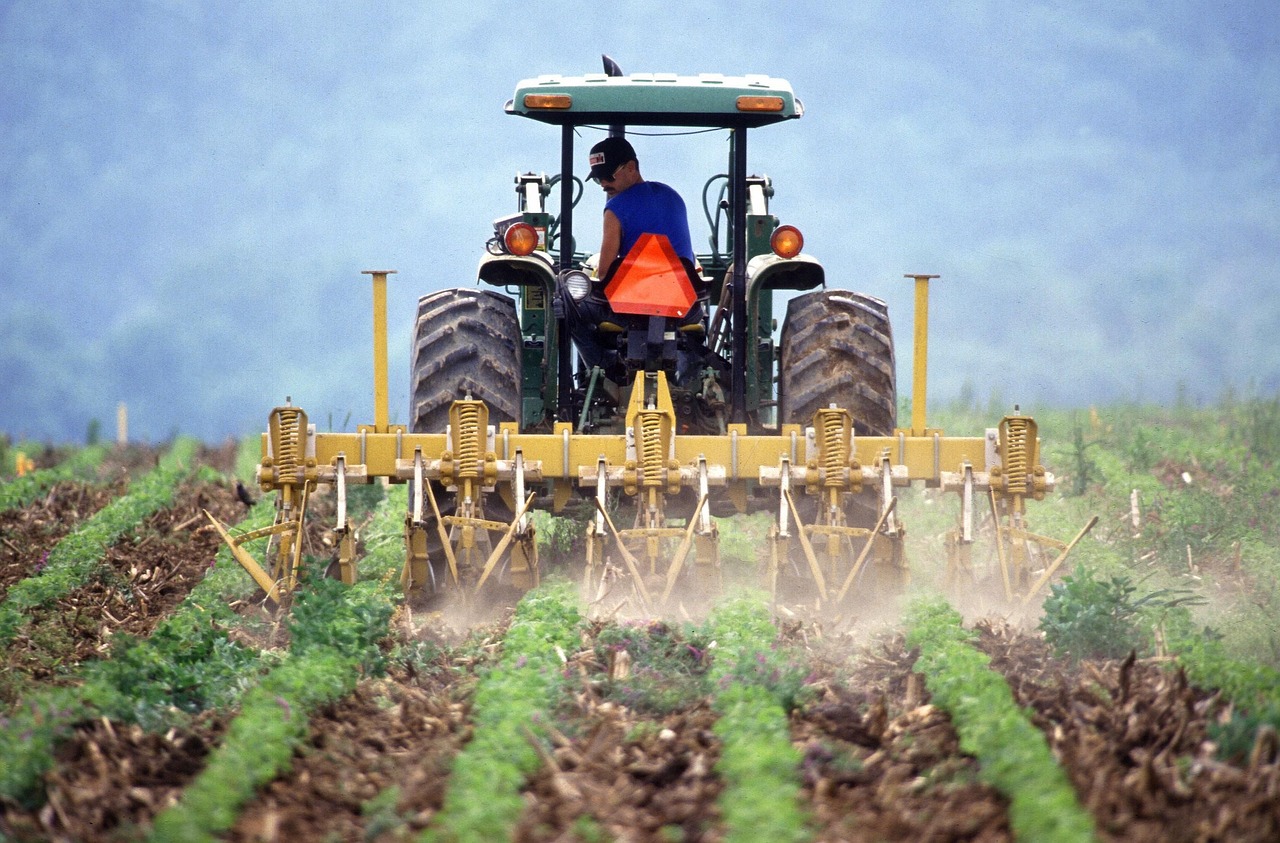 soil, tilling, farmer-386749.jpg